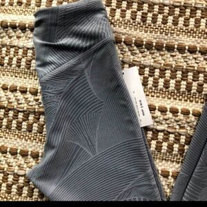 💯🔥PHEEL VENUS LEGGINGS GREY WAVE- Size Medium🔥🔥NEW WITH TAGS(🔎All Items A